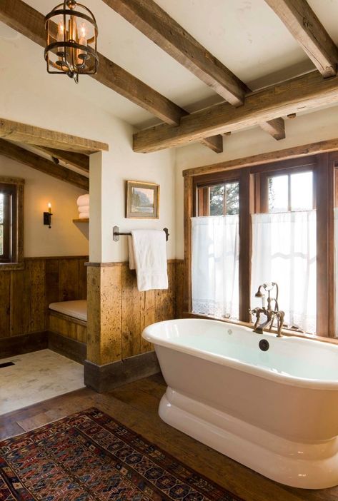 A $25 Million Montana Lodge With Dramatic Mountain Views - Mountain Living Montana Lodge, Lodge Bathroom, Rustic Mountain Homes, Modern Lodge, Casas Coloniales, Cabin In The Woods, Hot Tub Outdoor, Wooden Beams, Home Modern