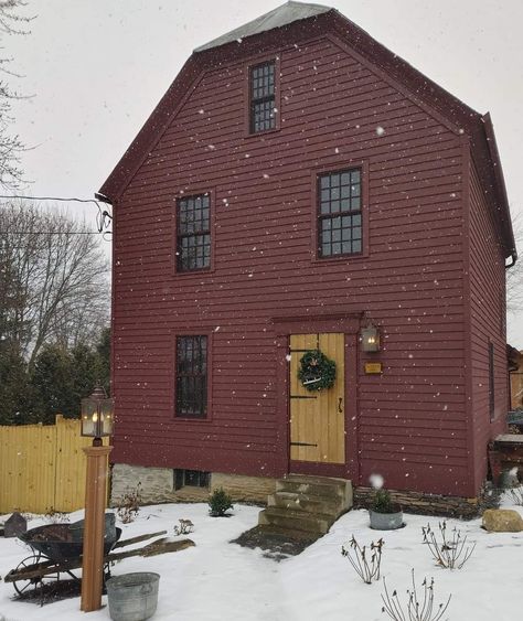 Salt Box House, Colonial Homes, Colonial Exterior, Primitive Homes, Colonial America, Salt Box, Colonial Decor, Primitive Kitchen, Box Houses