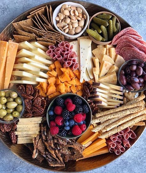 Cheeseboard Recipe, Sommer Mad, Charcuterie Cheese Board, Charcuterie Inspiration, Charcuterie Cheese, Party Food Platters, Charcuterie And Cheese Board, Charcuterie Recipes, Cheese Platters