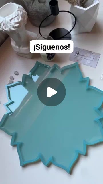 Emprende Hoy con el Arte de la Resina on Instagram: "Únete nuestra Comunidad para aprender todo sobre Resina Epoxi 🤩 Síguenos para más TIPS y aprendas desde casa🤗   Créditos TikTok rozalina.resin  #resina #resinas #resinart #arte #epoxy #resinacraft #cursoderesina #manualidad #viral #emprendimiento #negocio #parati #fyp #ingresosonline" Unique Resin Ideas, Resin Crafts Tutorial, Resin Ideas, Epoxy Resin Art, Resin Crafts, Resin Art, Placemats, Projects To Try, Diy Projects