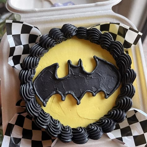 cute little Batman moment 🖤 . . Carrot cake bento 🎂 Vanilla buttercream | Instagram Batman Cake Aesthetic, Buttercream Batman Cake, Batman Cake Buttercream, Batman Themed Cake, Batman Birthday Cake Ideas, Dc Cake Ideas, Diy Batman Gifts, Batman Mini Cake, Batman Cakes For Boys