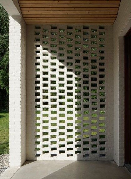 Modern Cottages, Roster Beton, Breeze Block Wall, Breeze Blocks, White Brick, Block Wall, Brickwork, Minimalist Decor, House In The Woods