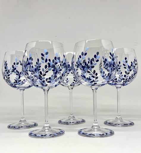 Painted Glassware Ideas, Small Glass Bottle Painting, Painted Drinking Glasses, Painted Cocktail Glasses, Painted Glasses Ideas, Painting Wine Glasses Ideas, Drinking Glass Painting, Paint Wine Glasses Diy, Glasses Painting Ideas