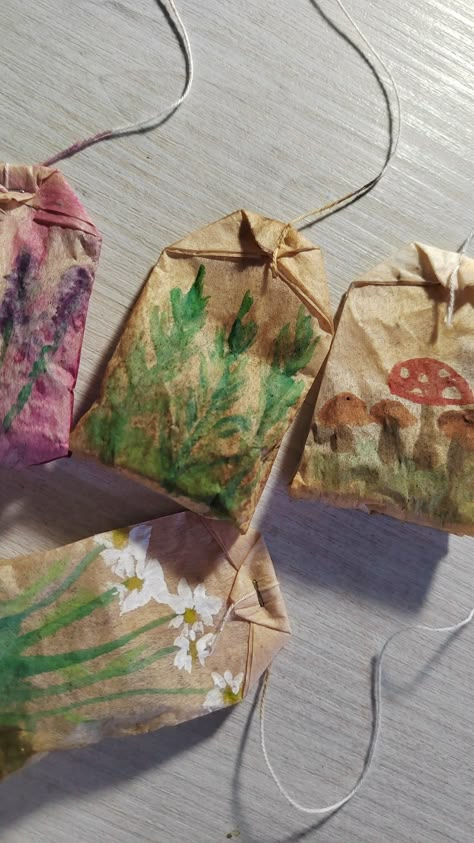 Painted Tea Bags, Teabag Bookmark Diy, Tea Bag Painting, Tea Bag Art Ideas, Tea Bag Drawing, Teabag Bookmark, Tea Bag Bookmark, Teabag Art, Building Crafts