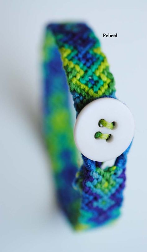 Artsy Jewelry, Bracelet Friendship, How To Make Buttons, A Bracelet, A Button, Colorful Bracelets, Friendship Bracelet Patterns, Bracelet Patterns, Embroidery Thread