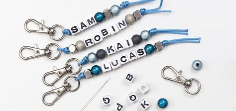 DIY: Sleutelhanger met naam How To Make Name Keychains, Name Keychain Diy, Seed Craft, Name Keyrings, Number Beads, Name Keychain, Birthday Bag, Bead Kits, Diy Keychain