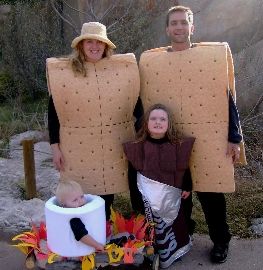 S'mores Family Costume.... Geek Outfit, 4 Daughters, Homemade Halloween Costumes, Diy Kostüm, Halloween Costume Contest, Creative Costumes, Homemade Halloween, Group Costumes, Family Halloween Costumes