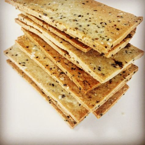 Low Calorie Crackers, Chia Crackers, Crackers Gluten Free, Almond Crackers, Gluten Free Cracker Recipe, Paleo Crackers, Healthy Crackers, Low Carb Crackers, Low Carb High Protein