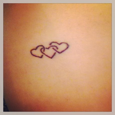 Maybe a tiny tattoo but has a huge meaning! @Grace Cain-Kellman @Rachel Cain-Kellman This? 3 Hearts Tattoo, Two Hearts Tattoo, Sister Tat, Hearts Tattoo, Tattoo Heart, Trendy Tattoo, Tattoos Skull, Tattoos For Daughters, Family Tattoos