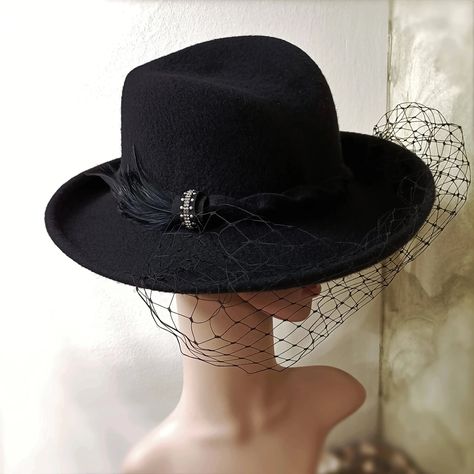 “BLACK PANTHER” from Sonia CH Millinery 🖤 Gorgeous black hat in top quality merino felt, hand formed on a wooden base as per tradition and sewn with needle and thread 😍Perfect for races, parties, weddings and events! This headpiece is available on 💖 thehatcircle.com 💖Don´t wait to get it! Explore the world of millinery on The Hat Circle 👒 A marketplace for hat lovers by @xterrace ✨ Black Hat Veil, Black Veiled Hat, Hat With Veil Black, Fedora Hat Outfit Black Women, Black Hat With Veil, Elegant Black Hats, Black Victorian Dress, Fedora Hat Outfits, Yellow Fascinator