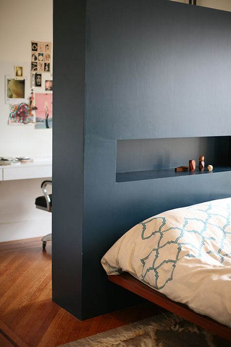 Headboard as room divider between bedroom and office space (rear of headboard functions as a bookcase) Headboard Ideas Diy, Divider Headboard, Wall Behind Bed, Chinese Room Divider, Pallet Room, Fake Walls, Room Divider Headboard, Closet Ikea, Temporary Room Dividers