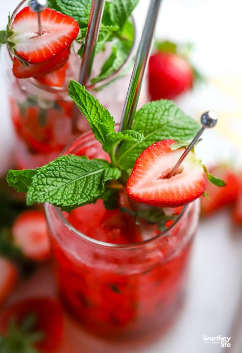 Easy Mint Julep Recipe, Sweet Tea Cocktail, Margarita Punch, Julep Recipe, Mint Julep Cocktail, Mint Julep Recipe, Girly Drinks, Mint Simple Syrup, Strawberry Summer