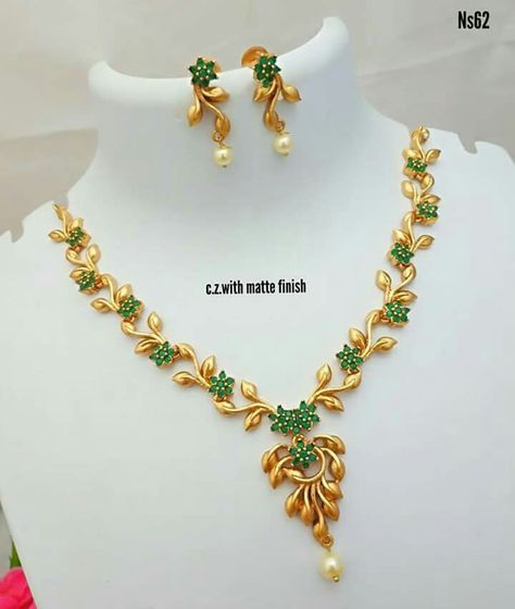 Jewellery Emerald Jewelry Necklace Gold, New Model Necklace Designs Gold, Emerald Jewelry Necklace, Emerald Set, Gold Necklace Indian, Gold Jewelry Simple Necklace, Gold Mangalsutra Designs, Gold Necklace Simple, Black Beaded Jewelry