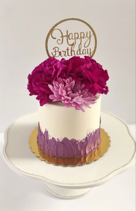 White cake with purple on the bottom. Purple flowers on top. Gold cake topper in the middle reads “happy birthday”. 71st Birthday Cake, Purple Themed Cake, Icing Cake Design, Floral Birthday Cake, 71st Birthday, Gold Birthday Cake, 60th Birthday Cakes, Fresh Flower Cake, Creative Cake Decorating