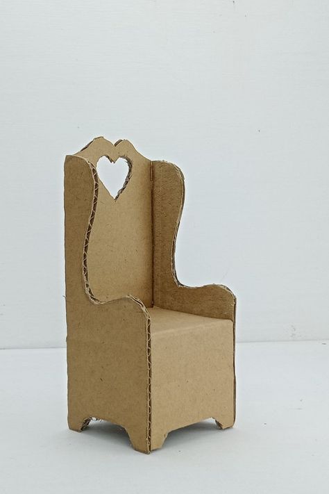 Cardboard chair Chair Crafts, Cardboard Art Projects, Cardboard Chair, Cardboard Dollhouse, Dollhouse Chair, Cardboard Crafts Diy, Miniature Chair, Doll Furniture Diy, Diy Doll Miniatures