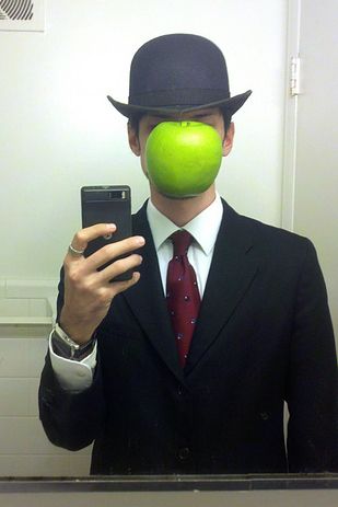 Rene Magritte’s “Son of Man” | 17 Brilliant Art History-Inspired Halloween Costumes Unusual Halloween Costumes, Free Halloween Costumes, Costumes Faciles, Halloween Costumes You Can Make, Nail Art Halloween, Clever Halloween, Son Of Man, Clever Halloween Costumes, Homemade Halloween Costumes