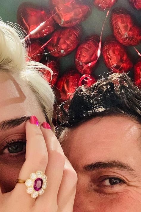 Katy Perry Pink, Flower Shaped Engagement Ring, Engagement Rings Celebrities, Katy Perry And Orlando Bloom, Elizabeth Gutierrez, Famous Engagement Rings, Tommy Mottola, Living La Dolce Vita, Pink Engagement