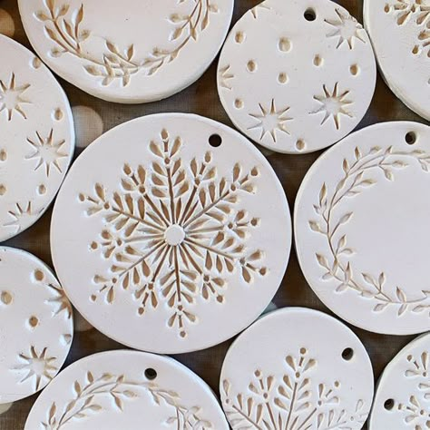 Clay Snowflake Ornaments, Ceramic Holiday Ornaments, Air Dry Clay Garland, Air Drying Clay Crafts, Clay Winter Crafts, Air Dry Clay Xmas Decorations, Polymer Clay Christmas Tree Ornaments, Air Dry Christmas Ornaments, Unique Clay Projects