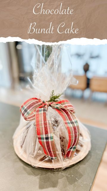 How To Wrap A Bundt Cake Gift Ideas, How To Wrap A Cake For A Gift, Bundt Cake Gift Ideas, Christmas Cake Packaging Ideas, Christmas Gift Cake, Baked Sweets, Homemade Gift Ideas, Chocolate Bundt, Cake Wraps