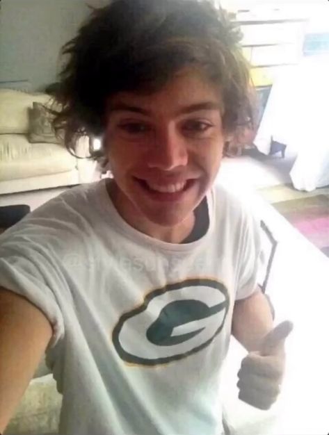 harry styles shirt selfie thumbs up Frat Boy Harry Styles, Harry Styles Selfie, Harry Styles Hair, Harry Styles Photoshoot, Harry Styles 2013, Harry Styles Songs, Harry Styles Smile, Harry Styles Cute, Frat Boy