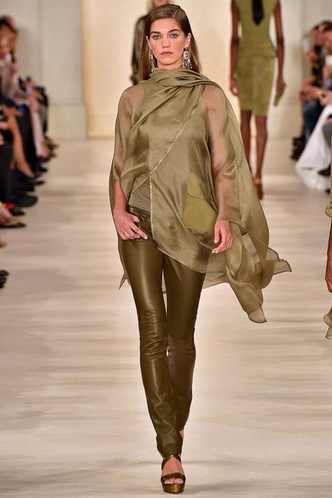 Ralph Lauren Spring 2015 Ready-to-Wear Collection | Vogue Ralph Lauren 2015, Ralph Lauren Spring 2015, Designer Ralph Lauren, Mode Tips, Ralph Lauren Style, Vogue Australia, Fashion Spring, 2015 Fashion, Ladies Fashion