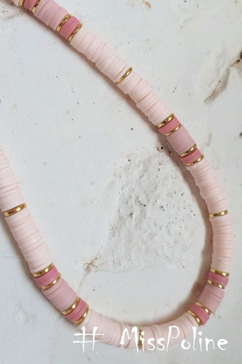 Lay Bead Bracelets, Heishi Necklace Aesthetic, Clay Bead Ideas Necklace, Summer Clay Bead Necklace, Clay Bead Bracelet Aesthetic, Flat Bead Necklace Ideas, Boho Clay Bead Bracelets, Shell Clay Bead Bracelet, Clay Bead Jewelry Ideas