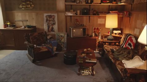 Mikes Basement Stranger Things, Wheeler House Stranger Things Inside, Season 1 Stranger Things Aesthetic, Mike Wheeler Basement, Stranger Things Basement, The Wheelers House Stranger Things, Wheelers House Stranger Things, Stranger Things Aesthetic Season 4, Stranger Things Locations