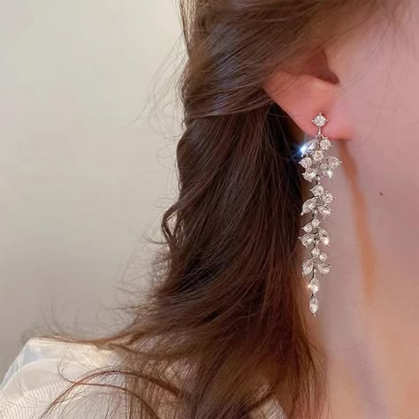 Elegant and Sparkly Chandelier Earrings - Perfect for Weddings, Proms, or any outing. Includes:♥ 1 pair of earrings ♥ 1 Free Gift BoxProduct Details:Dimensions♥ Length: 60 mm / 2-5/8 inches♥ Width: 11 mm / 3/16 inchColor♥ Cubic Zircon: Clear♥ Base Metal: Silver ColorMaterial♥ AAA Cubic Zircon♥ White Gold Plated Copper Alloy Long Sparkly Earrings, Homecoming Jewelry Ideas, Black Prom Dress Earrings, Long Earrings Prom, Bridal Earrings Long, Prom Earring Ideas, Swarovski Crystals Jewelry, Silver Jewelry For Wedding, White Bridal Earrings