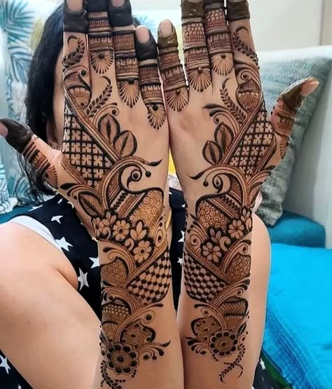 25+ Beautiful Easy Arabic Mehndi Designs We Are Gushing Over! Easy Arabic Mehndi Designs, Arabian Mehndi Design, Finger Mehendi, Arabic Bridal Mehndi Designs, Khafif Mehndi, Short Mehndi Design, Latest Arabic Mehndi Designs, Front Mehndi Design, Simple Arabic Mehndi Designs