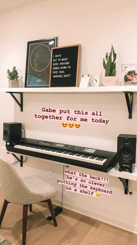 Keyboard Area In Living Room, Small Music Area In Living Room, Floating Keyboard Piano Shelf, Keyboard Piano Room Decor, Bedroom With Keyboard Piano, Keyboard Room Ideas, Bedroom With Keyboard, Keyboard Piano Setup, Keyboard Piano Aesthetic Room