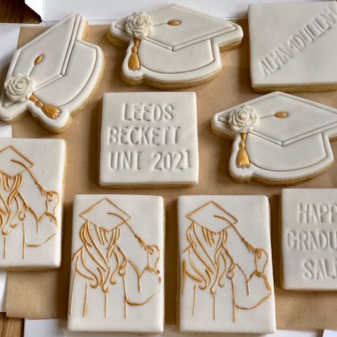 College Grad Cookies, Girl Graduation Cookies, Graduation Biscuits, Grad Party Cookies, Graduation Party Cookies, Graduation Sweets, Fondant Biscuits, Grad Cookies, Royal Icing Cookies Recipe