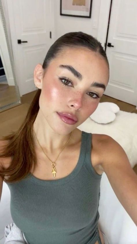 Achieve a fresh, dewy makeup look with simple, natural products. Click for beauty must-haves. #CleanGirlAesthetic #NaturalMakeup #DewySkin #BeautyGoals2025 #SimpleSkincare Makeup With Acne Showing, Summer Makeup Glow, Makeup Inspo Aesthetic, Madison Beer Makeup, Makeup Ideas Aesthetic, Dewy Makeup Look, Madison Beer Style, Clean Girl Makeup, Dewy Makeup