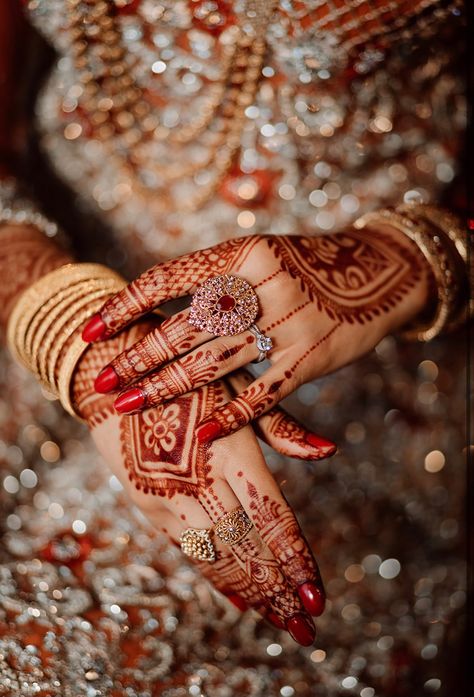 South Indian Wedding Mood Board, Henna Poses, Mehandi Shoot, Mehandi Poses, Mehendi Poses, Mehendi Photography, Yoga Strong, Hena Designs, Hands Portrait