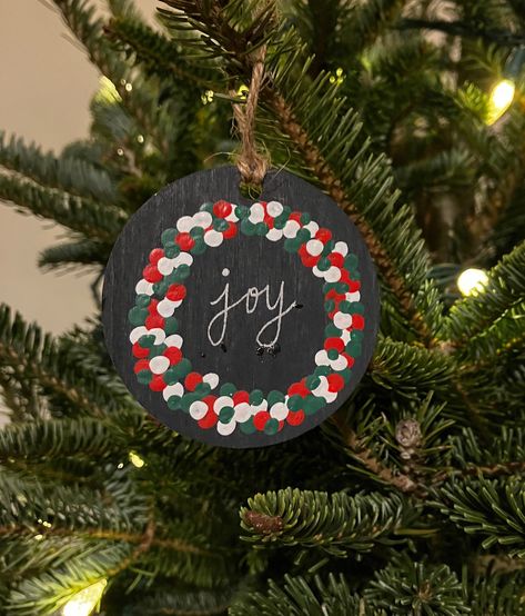 Kids make christmas ornaments