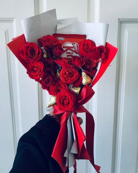 KitKat Small Bouquet #redroses #bouquet #chocolate Kitkat Flower Bouquet, Kitkat Bouquet Gift Ideas, Chocolate Roses Bouquet, Kit Kat Bouquet, Mini Chocolate Bouquet, Kitkat Bouquet, Illustration Poses, Diy Gifts Videos, Flower Boquet