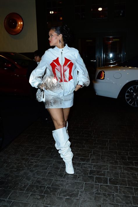 Rihanna Street Style, Athletic Wear Fashion, Looks Rihanna, Rihanna Outfits, Rihanna Looks, Clothing Blogs, Rihanna Style, Bad Gal, Streetwear Fashion Women