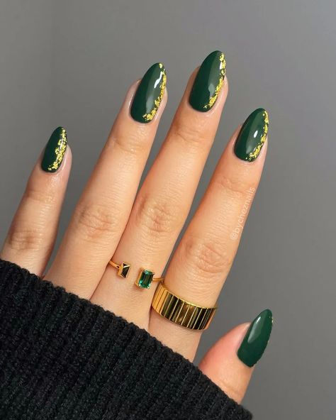 It’s your *lucky* day! 🍀 We’ve collected tons of cute St Patricks Day nails--including these chic deep green and gold nails--guaranteed to keep you from getting *pinched.* Dark Green Nails, St Patricks Day Nails, Green Nail Art, Elegant Nail Art, Holiday Nail Designs, Green Nail Designs, Nail Colors Winter, Cute Christmas Nails, Festival Nails