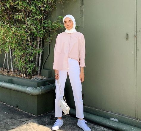 Hijab + Half Tuck (abbyasmaa) Tuck In Shirt Outfit Hijab, White Shirt Outfit Hijab, Hijabi Button Up Shirt Outfit, Tuck In Shirt Outfit, Hijabi White Shirt Outfit, Hijabi Oversized Shirt, Tuck In Shirt, Tucked In Shirt Outfit, Half Tucked Shirt