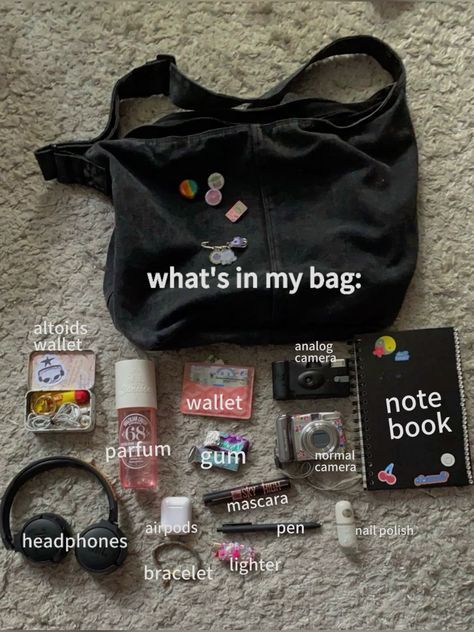 Inside Bag Ideas, Grunge Whats In My Bag, Cute Whats In My Bag, Whats In My Bag Grunge, Grunge Bag Aesthetic, What I Keep In My Bag, Tumblr Girly Aesthetic Grunge, Inside Bag Aesthetic, Bag Inspo Aesthetic