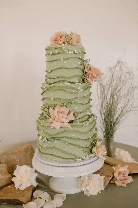 29 Amazing Wedding Cakes That Are Almost Too Pretty to Eat - Wed Vibes Matcha Green Wedding, Textured Wedding Cakes, Green Wedding Cake, Amazing Wedding Cakes, Quinceanera Party, Wedding Marketing, Breathtaking Wedding, Matcha Green, Cake Servings