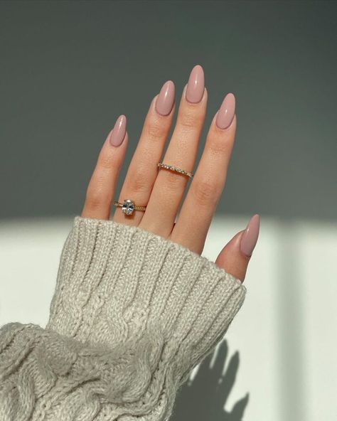 Nude Colours Nails, Basic One Color Nails, Nail Colors Trending Now, Mauve Almond Nails, Basic Nude Nails, Basic Nails Ideas, Nail Designs Minimalist, Nude Nail Ideas, Luminary Nails