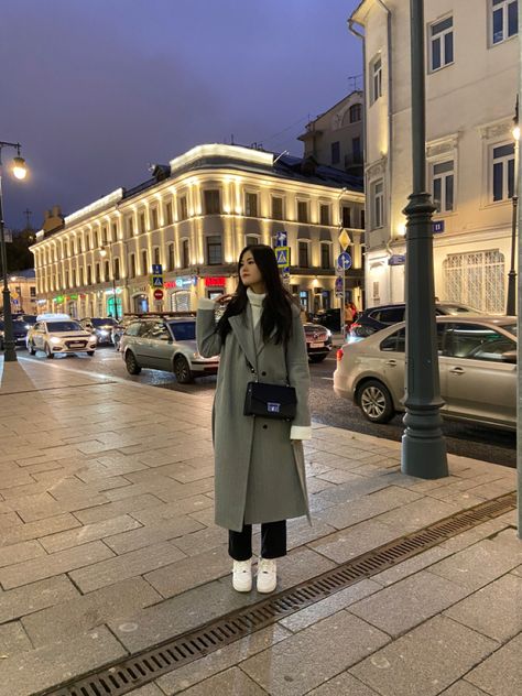 Outfits With Overcoat, Outfit Ideas With Grey Coat, Asian Trench Coat Outfit, Long Wool Coat Outfit Casual, Trench Coat Outfit Gray, Styling Grey Coat, Light Grey Long Coat Outfit, Grey Coat Outfit Aesthetic, Gray Coat Winter Outfit