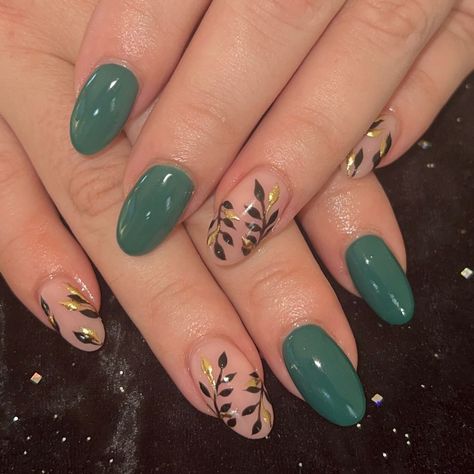 Classic beauty with Green & Gold ❤️💅🏻 #nails #nailsnailsnails #nailsofinstagram #nailsart #nailsmagazine #nailsonfleek #nailslove #nailslove #nailspolish #gelnails #nailsinstagram #nailslover #bestofballito @nailpromagazine @scratchmagazine @nailsmagazine Engagement Nails Green, Green Gold Nails, Gold Leaf Nails, Leaf Nails, Engagement Nails, Nails Magazine, Nails Designs, Gold Nails, Green Nails