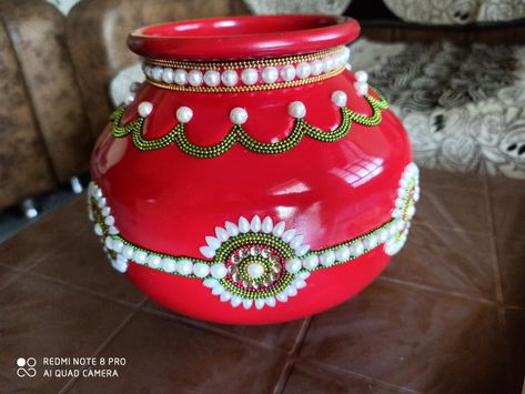 Its decorative matki for wedding rituals krishna janmasthami and decaration Janmastmi Matki Decoration, Wedding Matka Decorations, Matli Decoration For Wedding, Matka Decoration Pots Wedding, Mataka Art, Garbo Decoration, Matki Painting Ideas, Garba Decoration Ideas At Home, Garba Decoration Ideas