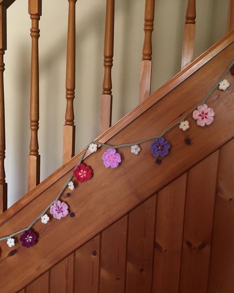 Crochet Hanging Garland, Crochet Wall Garland, Spring Crochet Decor, Crochet Shelf Decor, Flower Crochet Garland, Crochet Window Decoration, Crochet Garland Ideas, Crochet Hanging Decor, Crochet House Decor