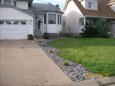 Winterkill in northern climates from snow, ice and salt down the edge of a driveway can be a losing battle. Installing edging and rock or mulch beds has become a very popular and effective way to deal with this issue.  Picture compliments of Dream-yard. Cheap Driveway, Driveway Ideas Cheap, Driveway Border, Driveway Edging, Driveway Ideas, Large Driveway, Driveway Landscaping, Dream Yard, Front Landscaping