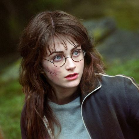 #harrietpotter #girlharry #femaleharry Harry Potter With Long Hair, Harry Potter Third Year, Female Harry Potter Fan Art, Harry Potter 3rd Year, Harry Potter Oc Girl, Harry Potter Genderbend, Harry Potter Lily, Lily Harry Potter, Harry Potter Female Characters