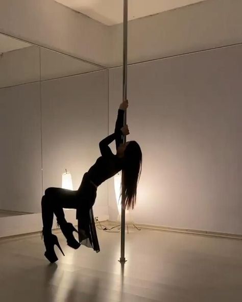 Pole Dance Videos, Pole Dance Aesthetic, Pole Fitness Beginner, Exotic Pole Dance, Pole Fitness Moves, Pool Dance, Pole Dancing Videos, Dance Stretches, Aerial Fitness