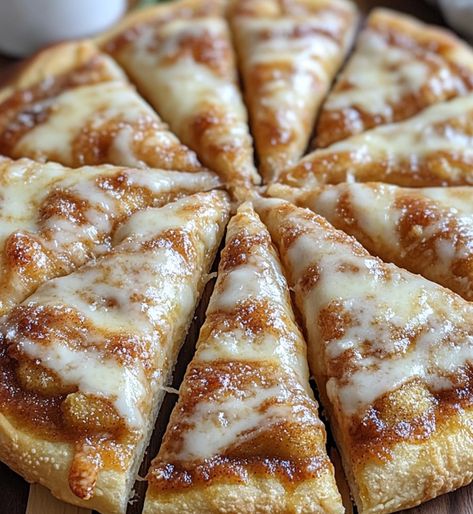 Cinnamon-Sugar Pizza Made with Crescent Rolls Crescent Pizza Recipes, Cinnamon Sugar Crescent Rolls, Pizza Dough Cinnamon Rolls, Easy Dessert Pizza, Cinnamon Sugar Desserts, Lemonade Pie Recipe, Crescent Roll Recipes Dinner, Crescent Roll Breakfast Recipes, Cinnamon Crescent Rolls