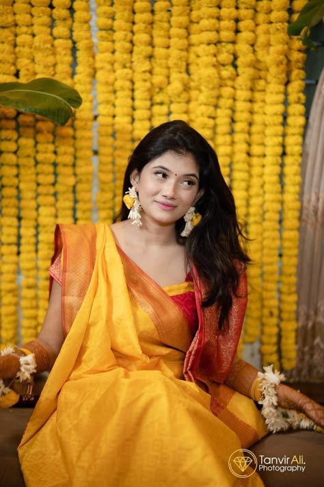 Haldi Outfits Saree, Haldi Look For Bride In Saree, Saree For Haldi Ceremony For Bride, Haldi Saree Look, Haldi Look For Bengali Bride, Bengali Haldi Look, Gaye Holud Saree, Holud Saree, Minimalist Indian Bride